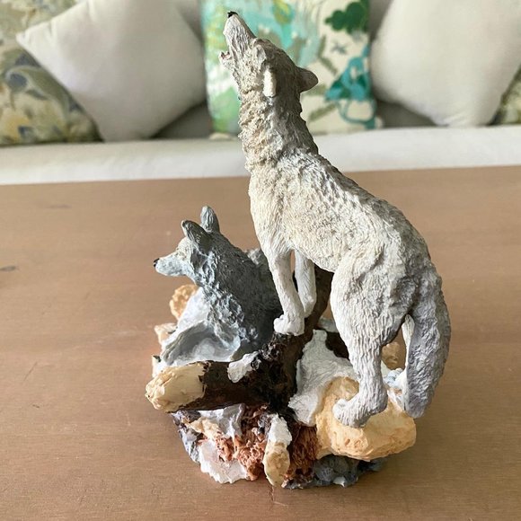 Howling And Sitting Wolves Figurine Sculpture - Picture 4 of 12